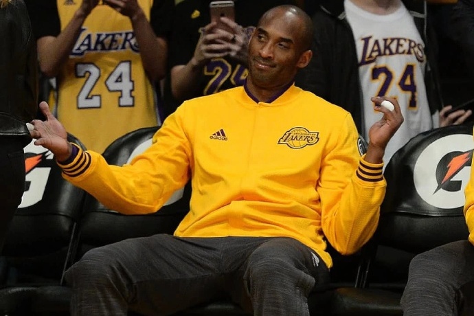 科比退役战热身服拍出 33.6 万美元高价，传奇价值再掀热潮